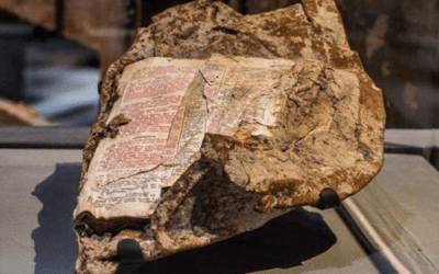 ¡Un fragmento de una biblia encontrado fundido bajo escombros!