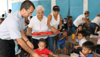 Venezolanos se acercan cada vez más a la iglesia.